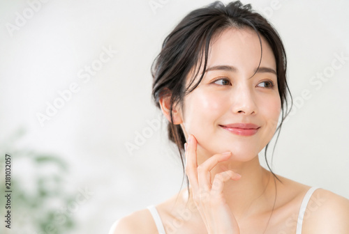 Plakat スキンケアをする笑顔の日本人女性のポートレート Generative AI