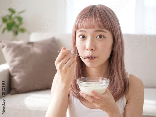 Tapety artystyczne 明るい室内でヨーグルトを味わう若い日本人女性
