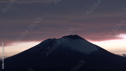 燃えるような夕焼けの空と冠雪した岩手山のタイムラプス映像（フィックス）