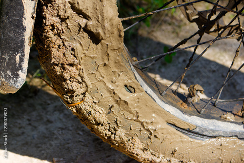 Foto Muddy fat bike tire covered in thick wet dirt after an off-road ride on a forest
