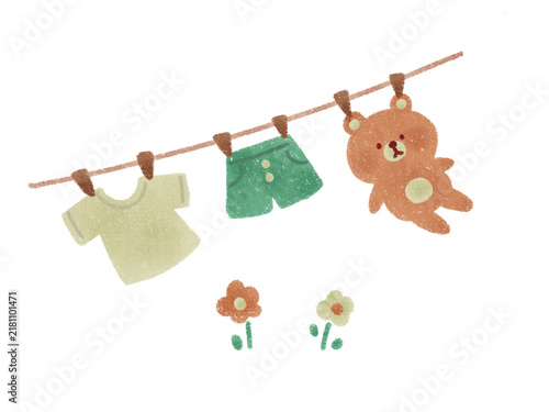 Bild auf Leinwand 洗濯ロープに干された服とくまのぬいぐるみ