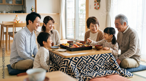 Plakat こたつを囲んでおせち料理を食べる三世代家族の正月風景