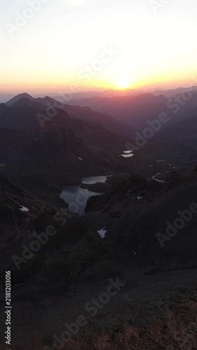 Vídeo dron 4K en la cima de los Pirineos al atardecer con vista panorámica del horizonte