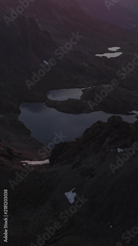 Vídeo dron 4K en la cima de los Pirineos al atardecer con vista panorámica del horizonte