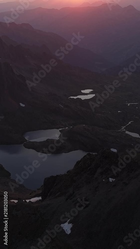 Drone 4K sobre la cima de los Pirineos al atardecer con vistas panorámicas del horizonte