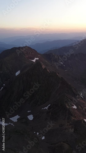 Drone 4K sobre la cima de los Pirineos al atardecer con vistas panorámicas del horizonte