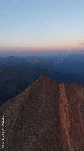 Drone 4K sobre la cima de los Pirineos al atardecer con vistas panorámicas del horizonte