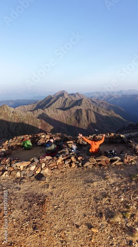 Vídeo dron 4K en la cima de los Pirineos al atardecer con vista panorámica del horizonte