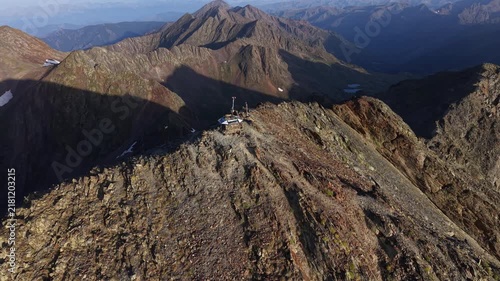 Drone 4K sobre la cima de los Pirineos al atardecer con vistas panorámicas del horizonte
