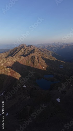 Drone 4K sobre la cima de los Pirineos al atardecer con vistas panorámicas del horizonte