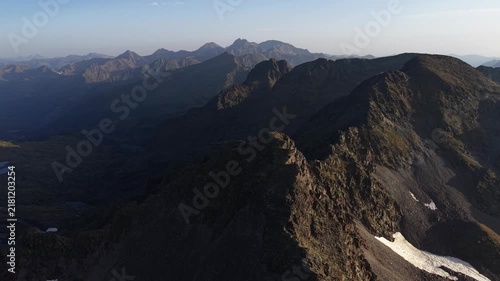 Drone 4K sobre la cima de los Pirineos al atardecer con vistas panorámicas del horizonte