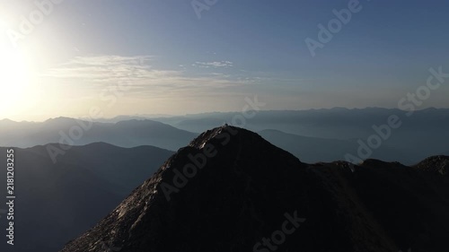 Drone 4K sobre la cima de los Pirineos al atardecer con vistas panorámicas del horizonte