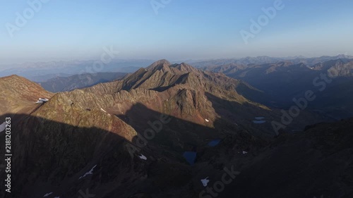 Drone 4K sobre la cima de los Pirineos al atardecer con vistas panorámicas del horizonte