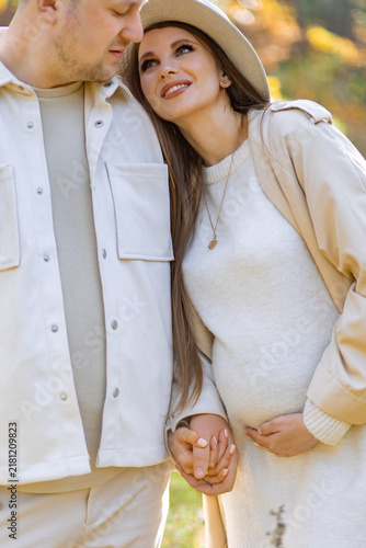 Fotografía A loving couple embraces, celebrating the anticipation of their new baby togethe