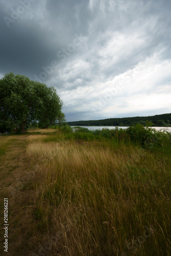 Die Elbe an einem windigen, bewölkten Tag