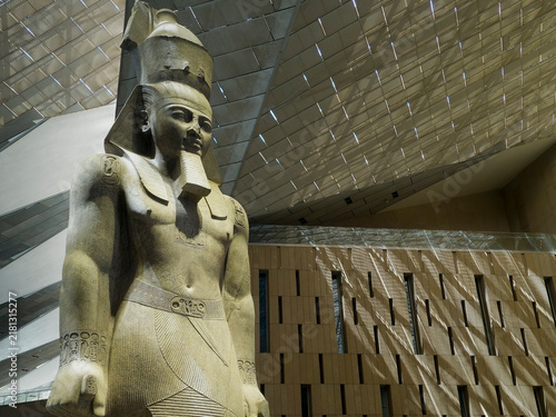 La colosal estatua de Ramsés II en el interior del gran museo de Egipto