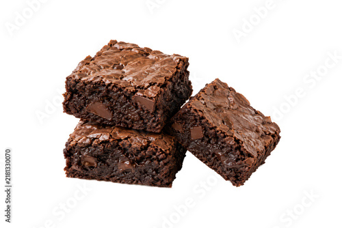 Foto Stack of three fudgy chocolate brownies with a crackly baked crust, moist gooey centers, and visible chocolate chunks, isolated on a clean white background