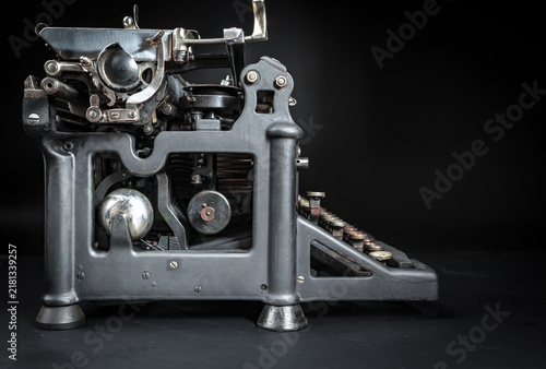 Obraz na płótnie Vintage typewriter machine on a dark low key background