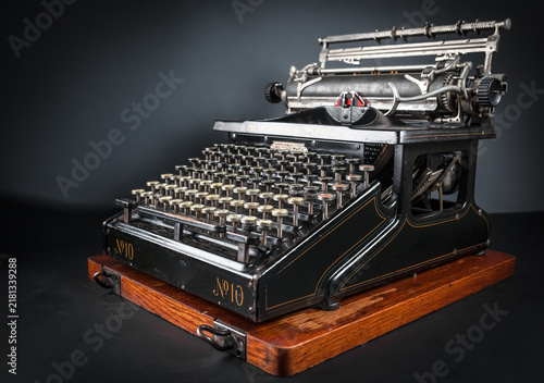 Canvastavla Vintage typewriter machine on a dark low key background