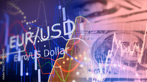 Foto US 100-dollar bill, electronic screen displaying EUR USD Euro US Dollar text acr