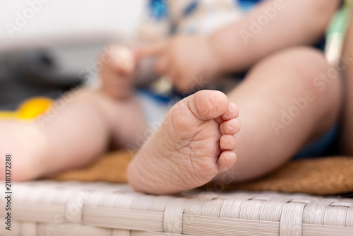 Foto Close-up of a baby's tiny foot with wrinkled skin and delicate toes