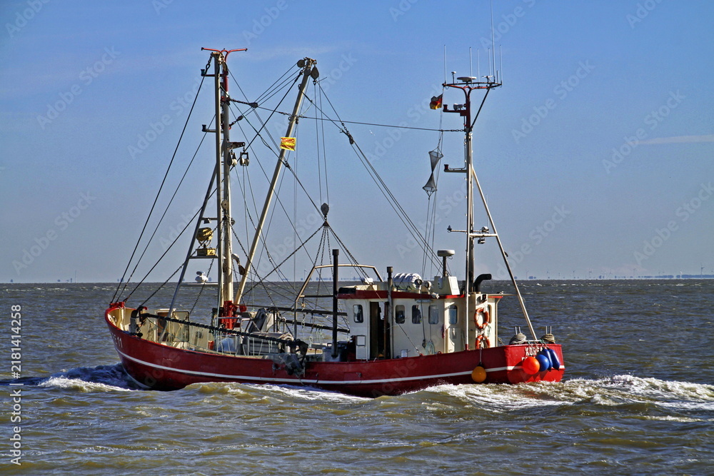 Obraz premium Fischkutter auf der Nordsee vor Cuxhaven