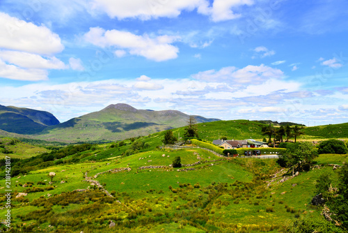 Fotografía The green hills and a sheep farm near Moll's Gap on the Ring of Kerry in County Kerry, Ireland