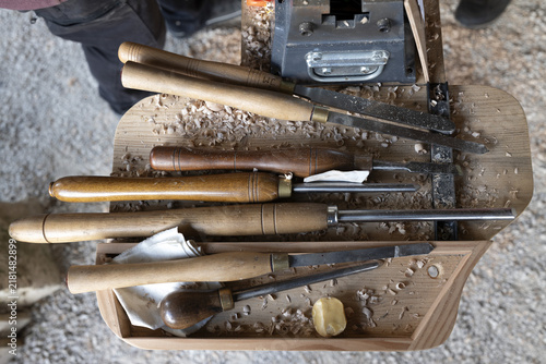 фотографія Outils de tournage sur bois et gouges de sculpture disposes sur une tablette en