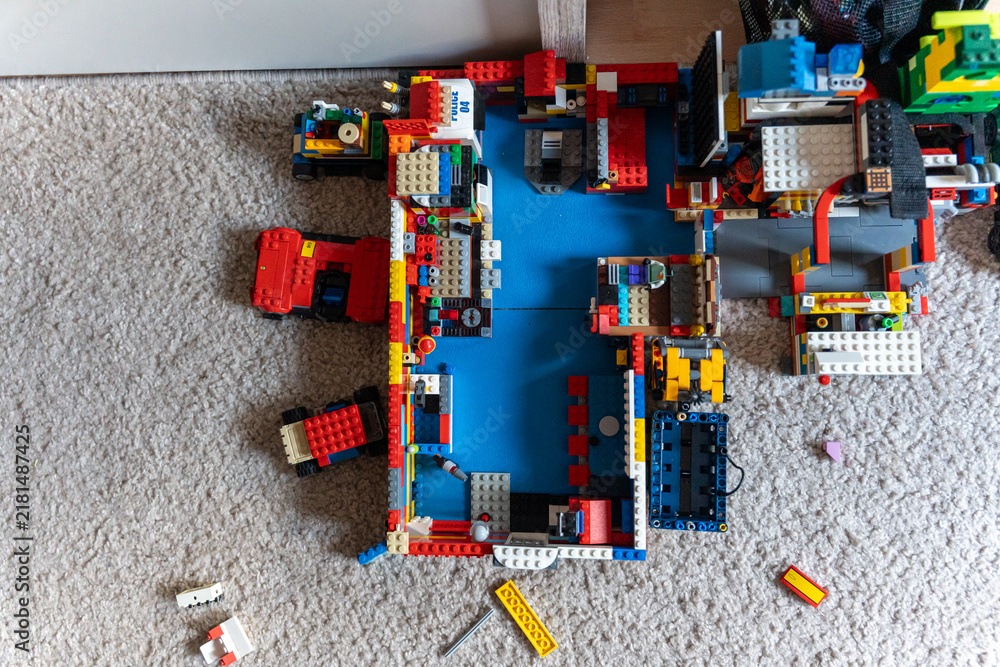 Obraz premium Warsaw, Poland - Sep 4, 2026: Piles of assorted LEGO building blocks scattered across a carpeted floor