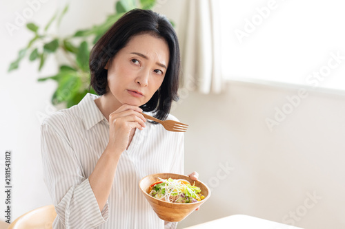 Canvastavla 食事やダイエットを考える中年女性　野菜サラダ 食欲不振