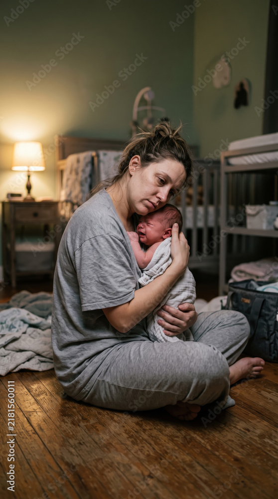 Obraz premium Mother comforts crying newborn baby