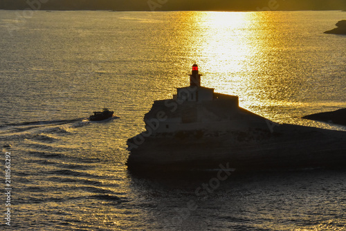 Fotografía Bateau rentrant au port le soir Bonifacio. France, Corse.