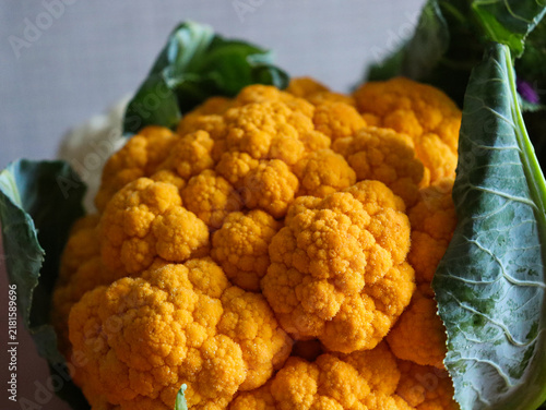 Fotografía Bright orange cauliflower close-up on a kitchen counter