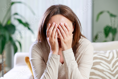 Foto Woman covering face in distress