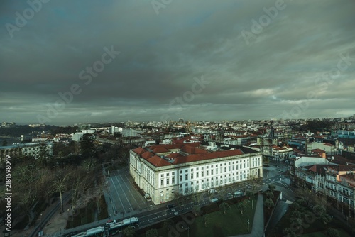 Foto View of Porto city with dark clouds and historic building indicating urban atmos