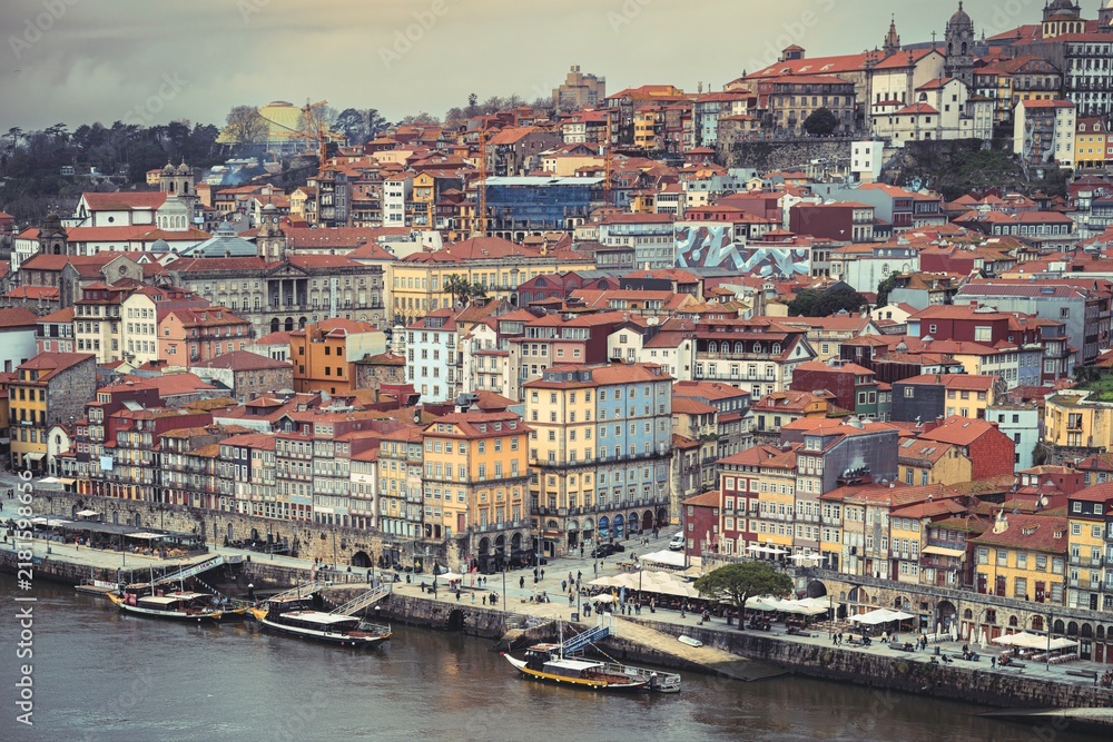 Obraz premium Porto showcases urban development alongside social issues through architecture, waterfront, and community engagement within evolving city landscape