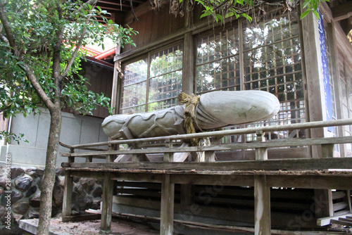 Bild auf Leinwand Phallic Timber Sculpture and Worship Hall Veranda at Taga Shrine on Shikoku Henr
