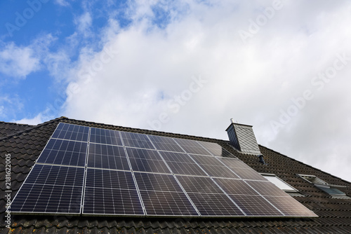 Fotografía Solar panels converting sunlight into clean energy on roof