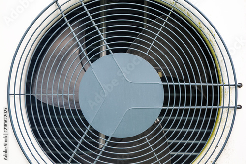 Heat pump outdoor unit fan grille rotating