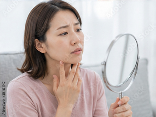Plakat 鏡を見る女性,美容,美容医療,肌悩み,顔の悩み,コンプレックス,鏡,女性,日本人女性,顔,肌,頬,目元,口元,鼻,額,あご,フェイスライン,しわ,たるみ,シミ,毛穴,ニキビ,くすみ,乾燥肌,ほうれい線,目の下のクマ,肌荒れ,肌トラブル,スキンケア,エイジングケア,アンチエイジング,美容相談,美容カウンセリング,美容クリニック,美容皮膚科,美容外科,施術前,セルフチェック,確認,悩む,考える,不安,