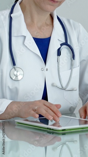Cuadro en lienzo Medical professional using digital tablet, leveraging modern technology for pati