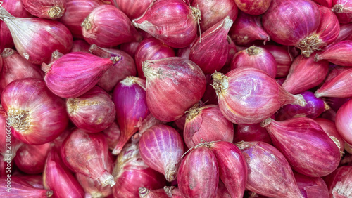 Fotografía Fresh Red Shallots Bulbs Pile at Traditional Market