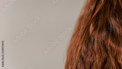 Fotografía Close-up of long, wavy, auburn hair against a neutral background