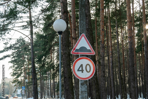 Foto Winter road signs are strategically positioned throughout a wooded area adjacent