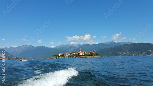Foto Lake Maggiore, Borromean Islands — Isola Bella, its  Baroque palace and terraced gardens, seen from the boat, with the town of Stresa and the Grand Hotel des Îles Borromées in the background