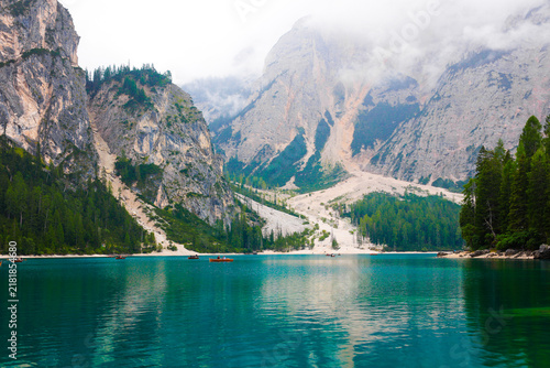 Fotografía Mountain lake in blue and green colors close up