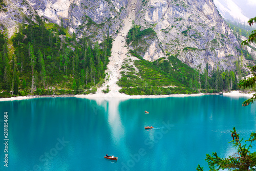 Fotografía Mountain lake in blue and green colors close up