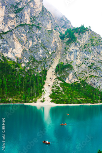Cuadro en lienzo Mountain lake in blue and green colors close up