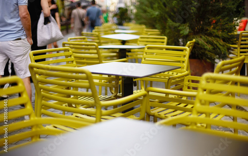 фотографія Outdoor cafe with empty tables and vacant seating, quiet dining, low occupancy and an unused restaurant terrace