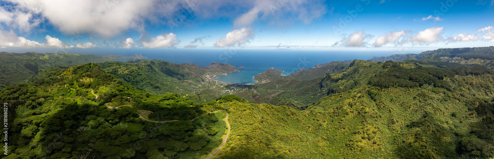 Obraz premium magnifique vue aérienne de la baie de taiohae sur l'ile de nuku hiva dans l'archipel des marquises en polynésie francaise 